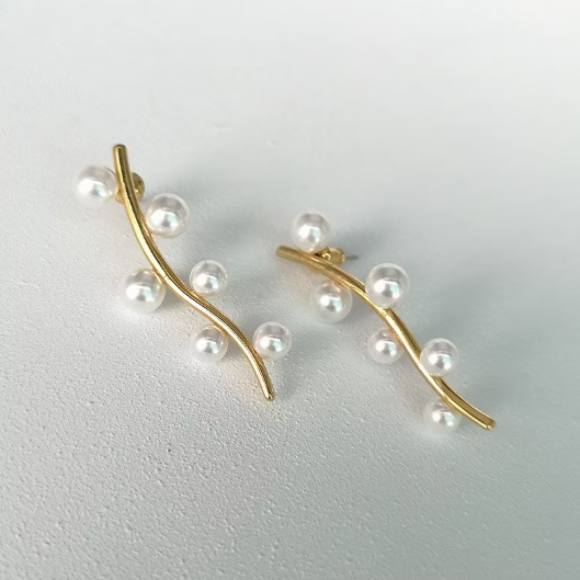 Boucles d’oreilles légères en forme de branche de fausse perle plaquées or 18 carats, boucles d’oreilles de créateurs