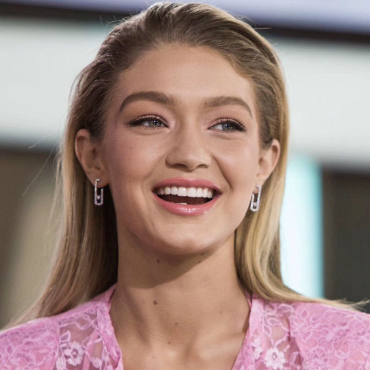 Boucles d’oreilles épingles de sûreté plaquées or 18 carats (une paire), épingles de sûreté scintillantes Gigi Hadid