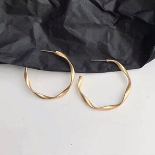Gold hoop 2025 earrings light weight