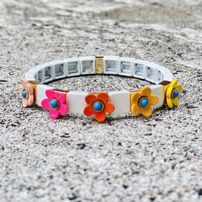 Regenbogen-Gänseblümchen-weiße Fliesen-Emaille-Fliesenperlen, Blumen-Colorblock-Armbänder