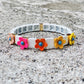Regenbogen-Gänseblümchen-weiße Fliesen-Emaille-Fliesenperlen, Blumen-Colorblock-Armbänder