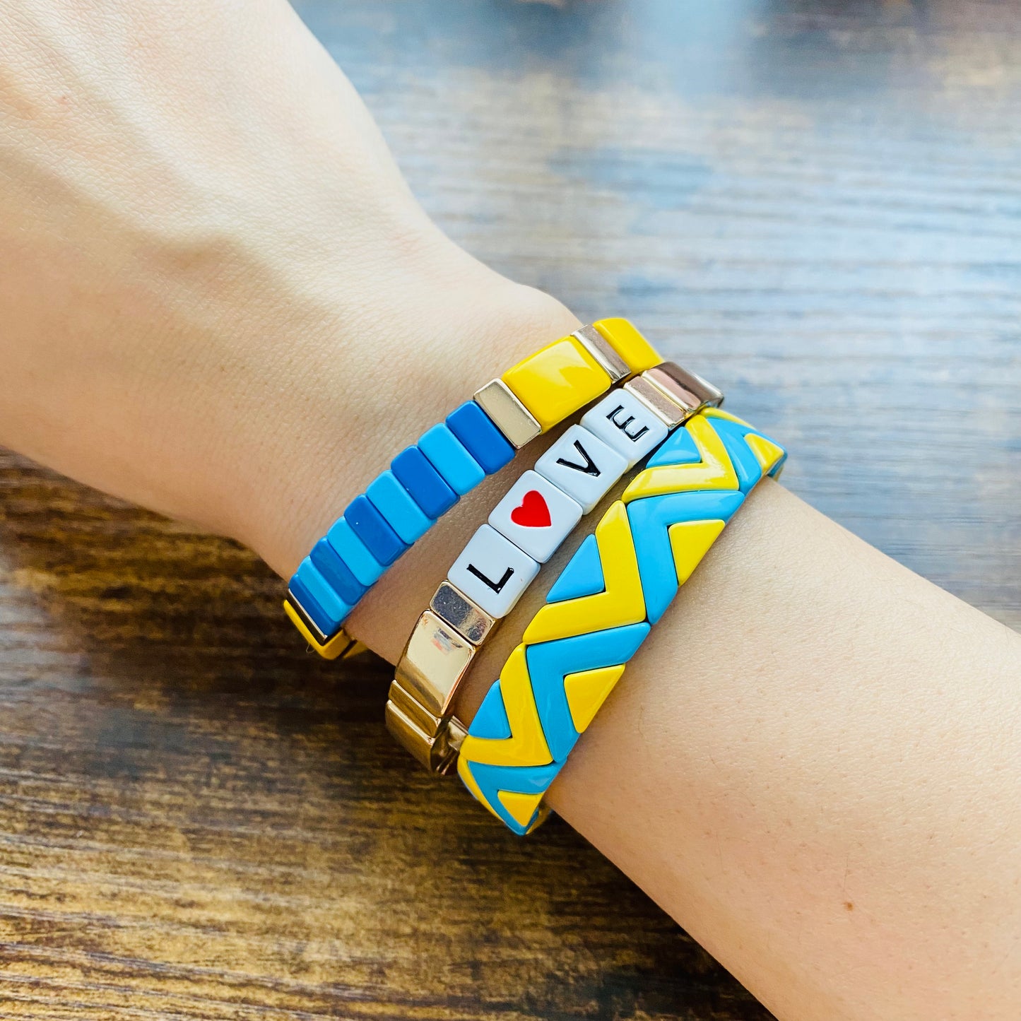 Soutenez l’ensemble de bracelets de l’Ukraine, don de l’Ukraine, bracelet en émail pour l’Ukraine, bracelet en carreaux d’émail, stand avec l’Ukraine, drapeau de l’Ukraine inspiré