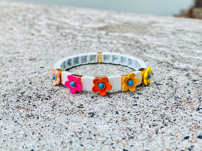 Regenbogen-Gänseblümchen-weiße Fliesen-Emaille-Fliesenperlen, Blumen-Colorblock-Armbänder