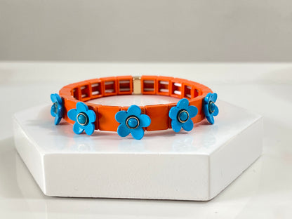 Buntes Gänseblümchen-Emaille-Fliesenperlenarmband, Blumen-Colorblock-Armband